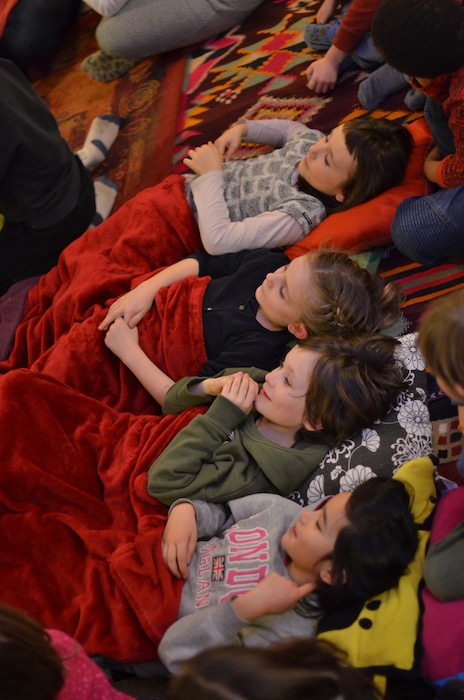 Enfants allongés - photo des Nuits de la lecture à la Balade des livres
