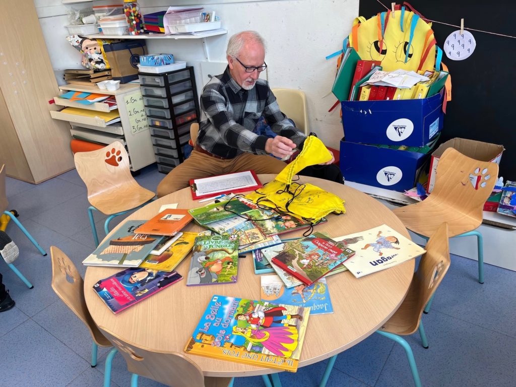 Jacques Hervaut de Co-lectif, préparant ses livres avant de rencontrer les enfants